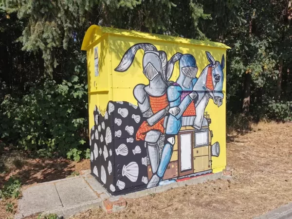 Kleurrijke street art op elektriciteitscabine in Snellegem met als thema ‘stalen ros’