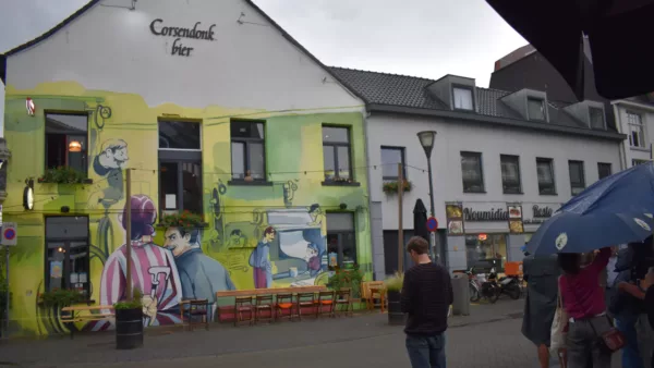 Turnhout lanceert ‘Kind met inktvlekken’: wandeling langs 10 muurschilderingen over 19e eeuws jongetje in drukkerij