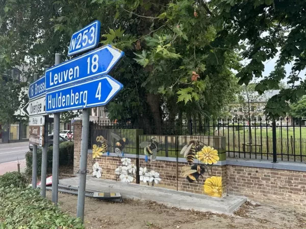 Als het verplaatsen van grauwe elektriciteitskasten te duur is, dan lossen we het zo maar op: graffiti maakt nutskasten ‘onzichtbaar’