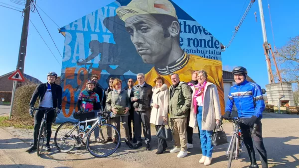 Wielerheld Eddy Merckx prijkt op huizenhoge muurschildering in geboortedorp Kiezegem
