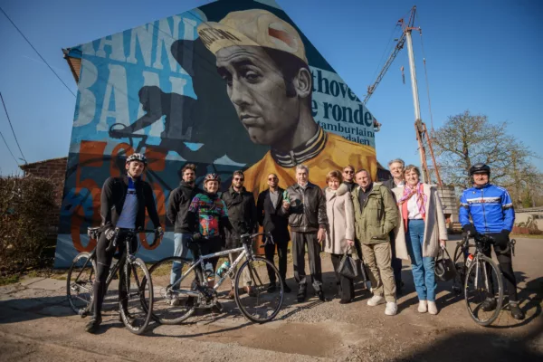 Street art eert Eddy Merckx in geboortedorp Kiezegem