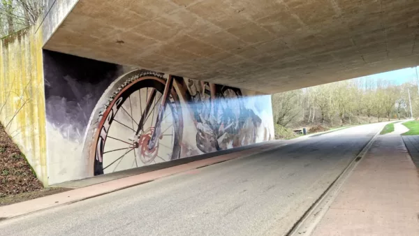 Muurschildering doet wegdromen naar de wedstrijd ‘Dwars door het Hageland’