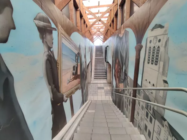 Gigantisch kunstwerk moet stationstunnel van Veurne aantrekkelijker maken voor reizigers