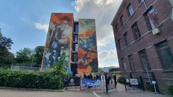 Artiest Alain bracht dagen door op hoogtewerker om het af te krijgen, maar reusachtige muurschildering van fiere vos is mooie aanwinst voor ‘walhalla van de streetart’
